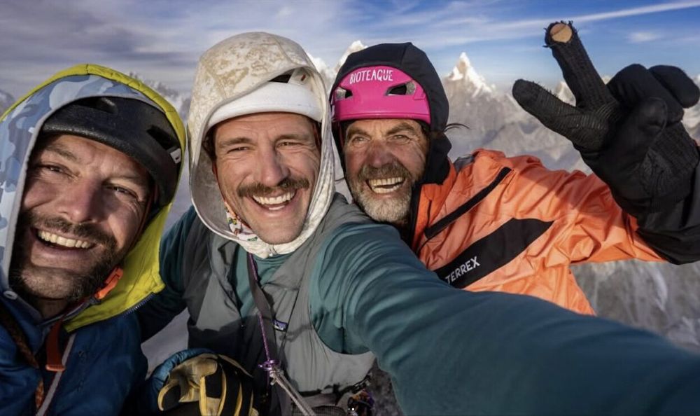 Da sinistra a destra, Jon Griffin, Tad McCrea e Thomas Huber sulla vetta della Torre Nord del Suma Brakk. Foto Tad McCrea