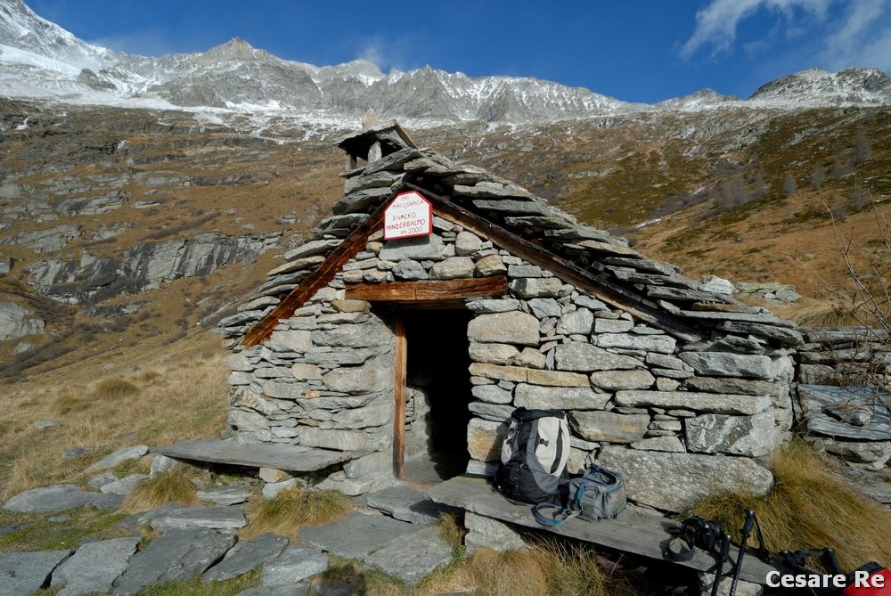 Il Bivacco Hinderbalmo. Foto Cesare Re