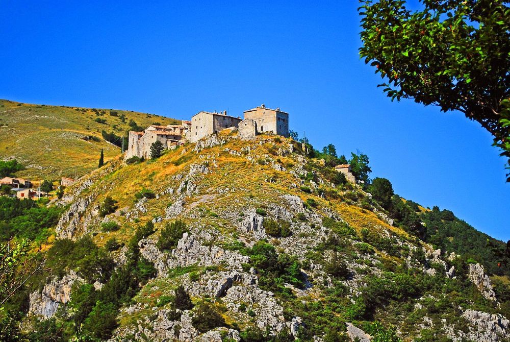 Il borgo fortificato di Elcito lungo il Cammino dei Forti, nelle Marche @Wikimedia.commons