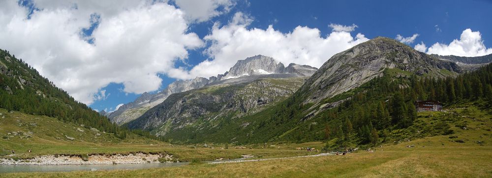 La Val di Fumo vista verso nord, a destra il rifugio Val di Fumo @ Wikipedia