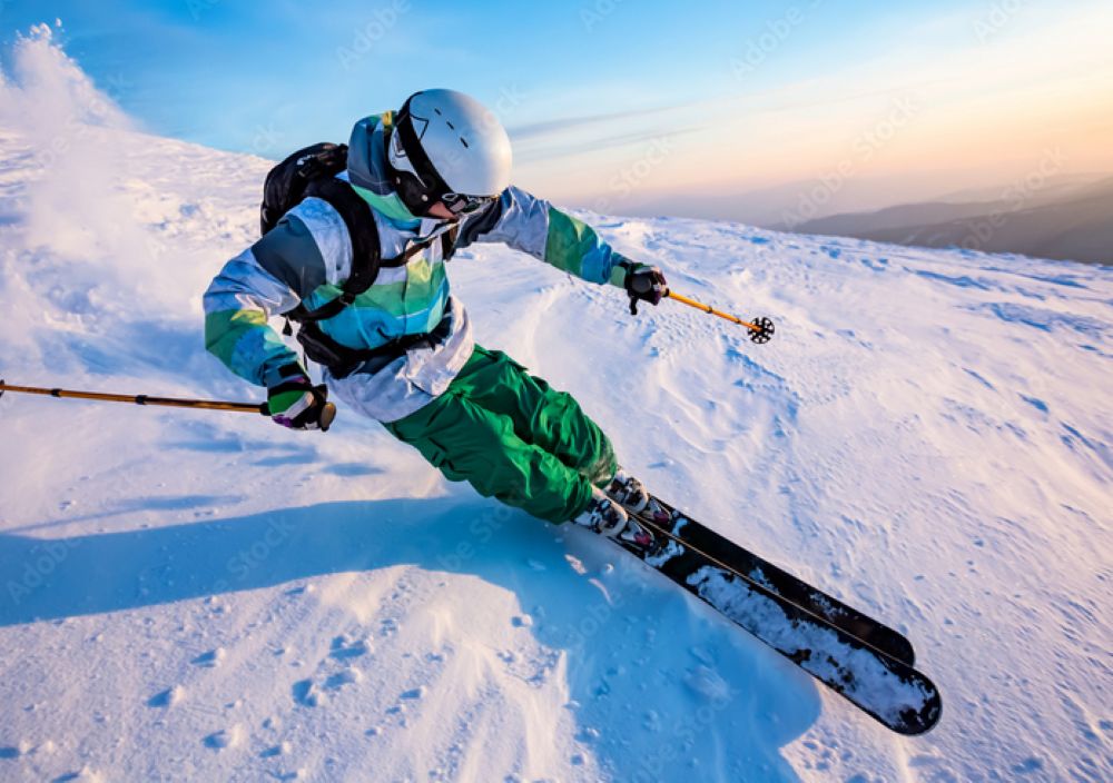 La legge non impone il casco a chi scia fuoripista. Ma indossarlo è sempre preferibile @ Adobe Stock