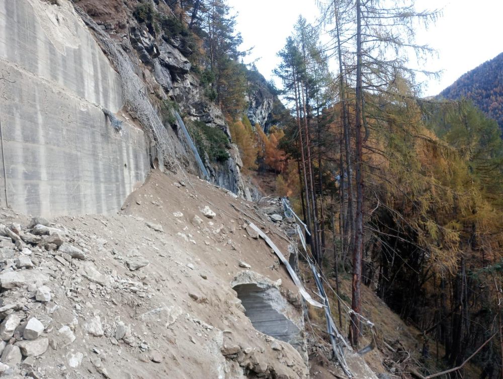 La strada distrutta dal crollo (foto VV.FF)