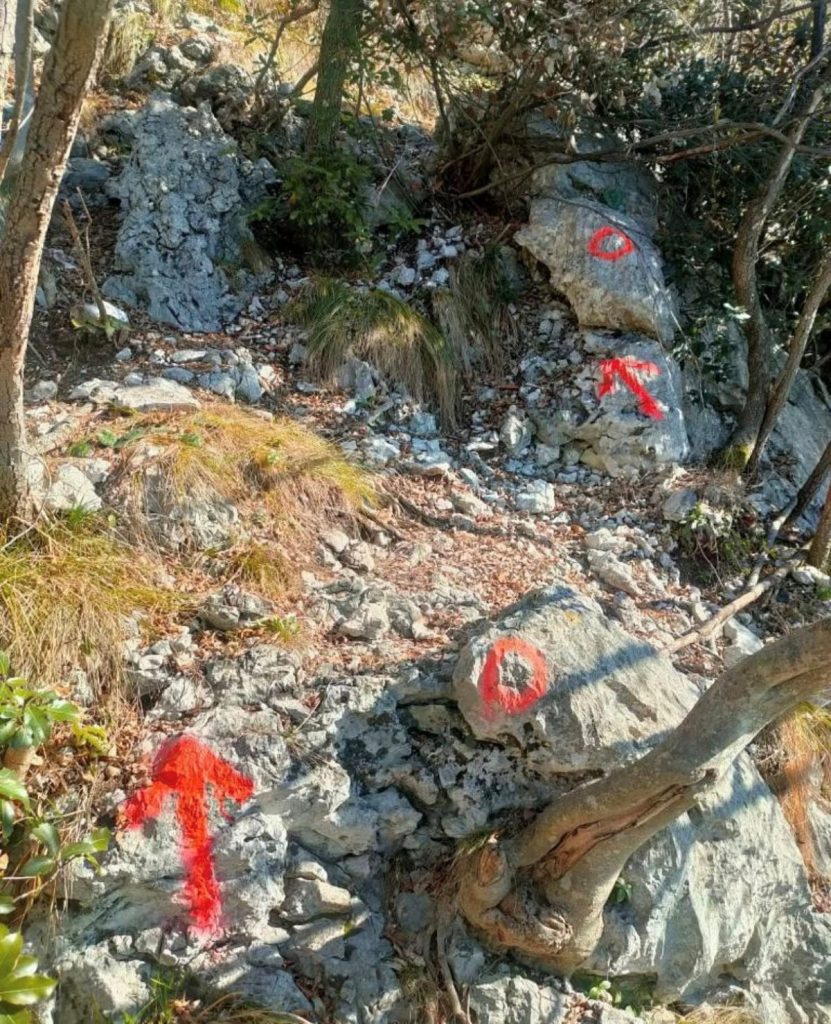 Le segnalazioni abusive sul Monte Pizzocolo. FB Comune di Toscolano Maderno