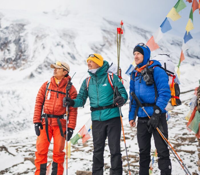 Da sinistra a destra, Nima Rinji Sherpa, Simone Moro e il fotografo Oswald Pereira al campo base del Manaslu nel 2024. @ Nima Rinji Sherpa