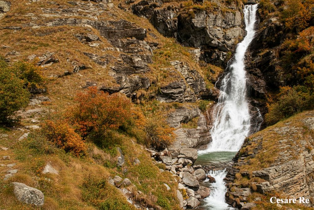 La cascata accanto al sentiero. Foto Cesare Re