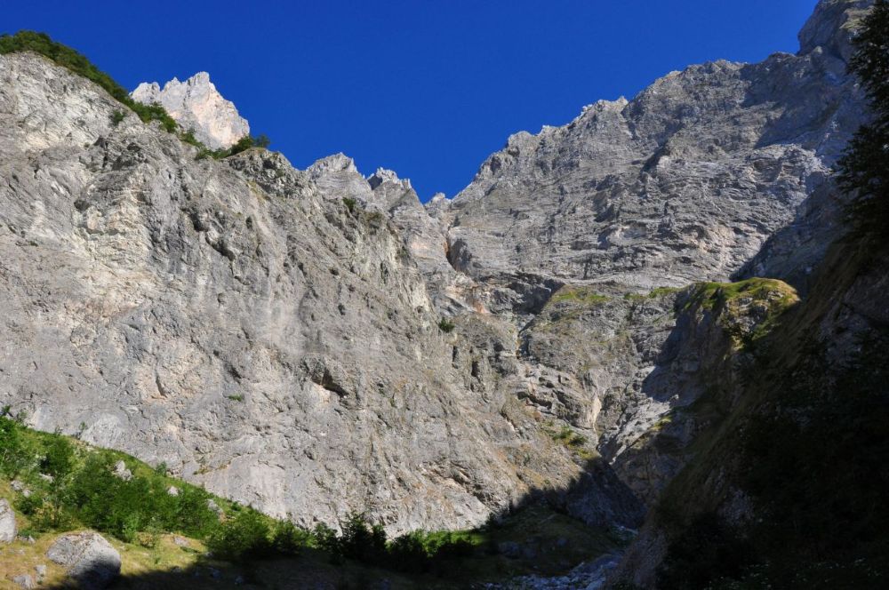 La parete Nord del Monte Camicia. Foto Stefano Ardito