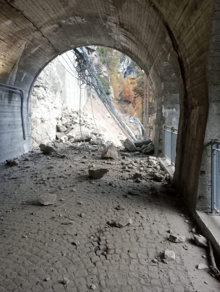 La strada interrotta (foto VV.FF)