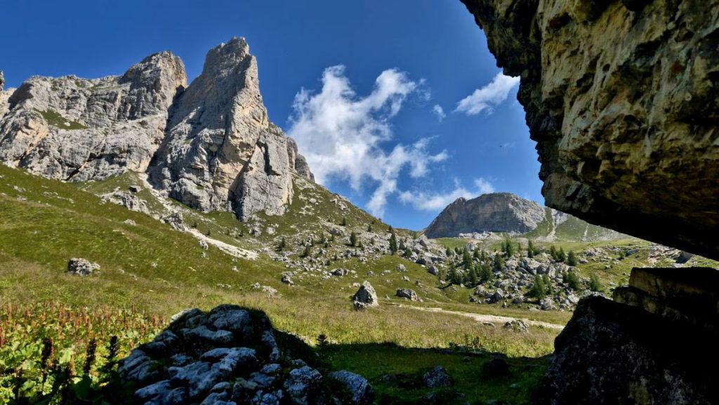 Lo Spiz de Mondeval e il masso dove sono stati ritrovati i resti dell