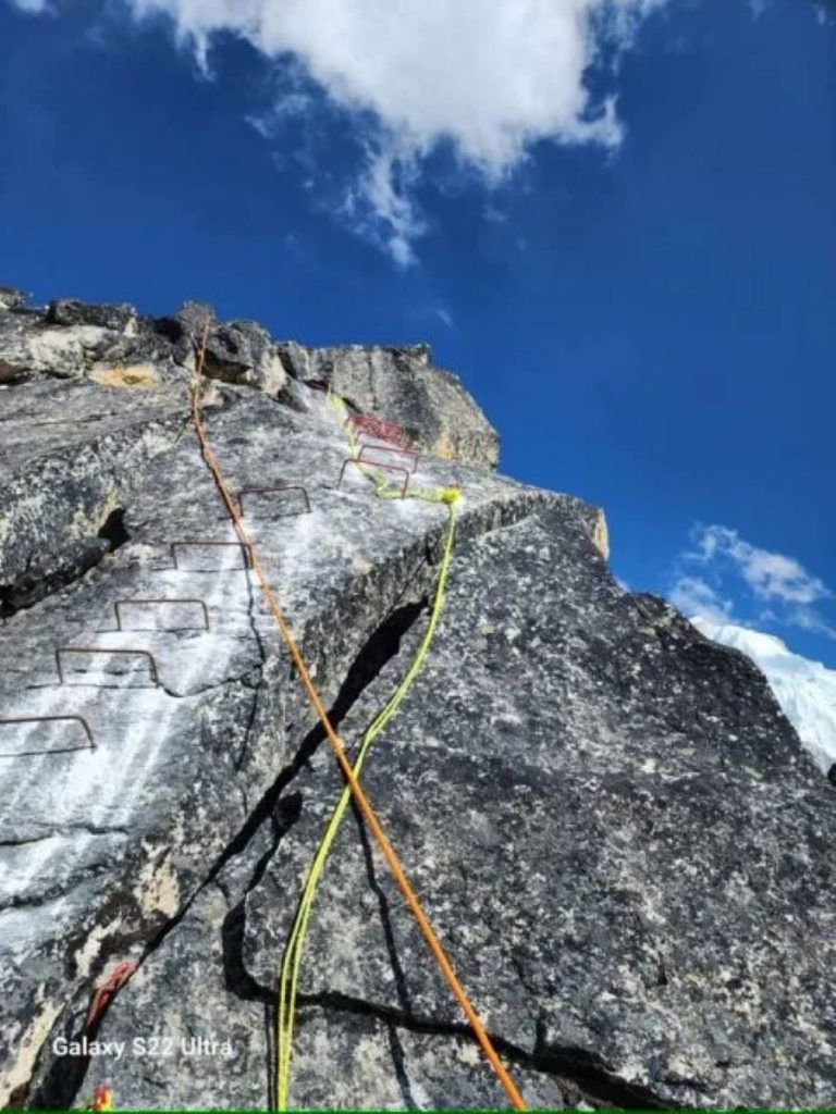 Lungo il tratto attrezzato ai piedi del Nuptse. Foto Marc Batard