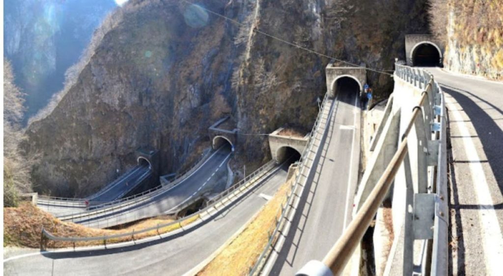 Tornanti e gallerie lungo la Strada dei Cento giorni. Foto Massimo Spampani