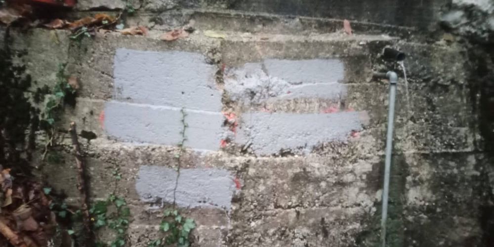 Le segnalazioni pericolose sono state cancellate ricoprendole con vernice bianca. Foto FB Comune di Toscolano Maderno