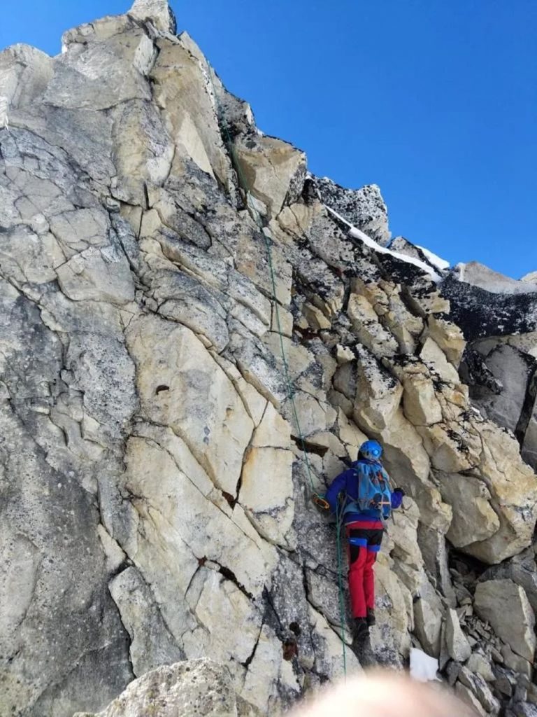Sulla ferrata ai piedi del Nuptse. Foto Marc Batard
