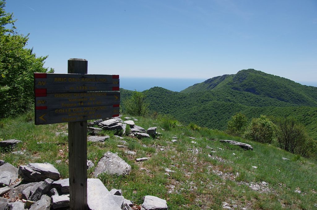 Il Monte Carmo di Loano con il Mar Ligure suillo sfondo @ Wikipedia