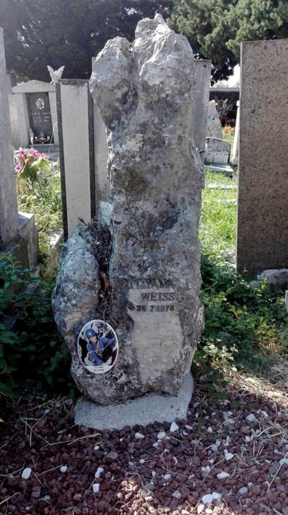 La tomba di Tiziana Weiss a Barcola, Trieste @ Wikipedia