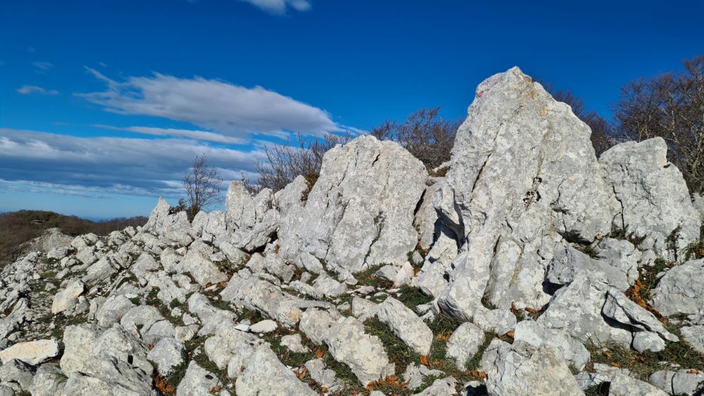 Monte Lupone, rocce della cresta, foto Stefano Ardito