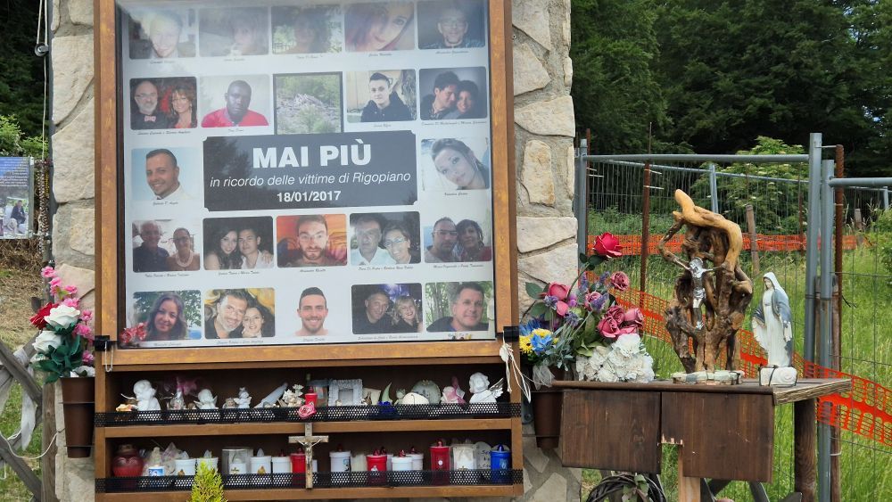 Rigopiano, il memoriale che ricorda le vittime della tragedia del gennaio 2017. Foto Stefano Ardito