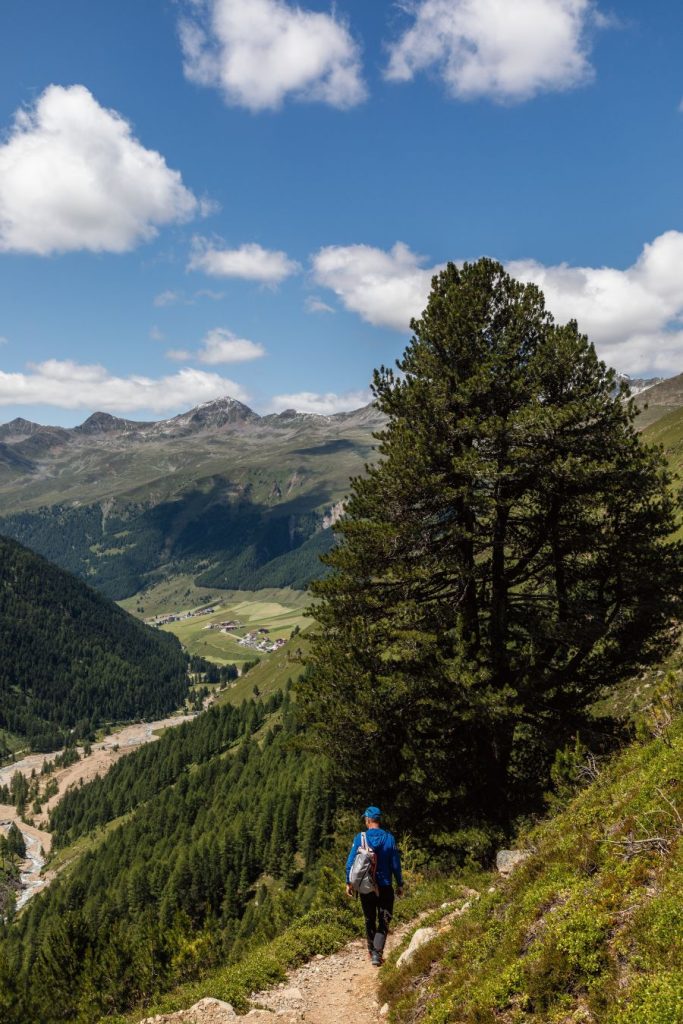 Uno sguardo verso il fondovalle. Foto Bruno Zanzottera
