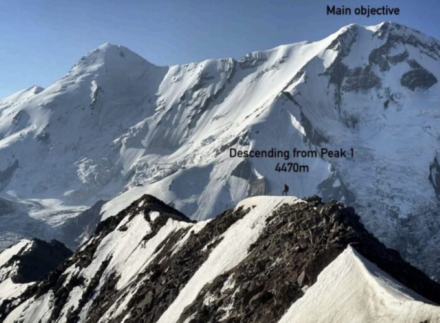Vista lungo la traversata della cresta diretta a est, presa dalla cima del primo picco @ Sabar 2025 Expedition