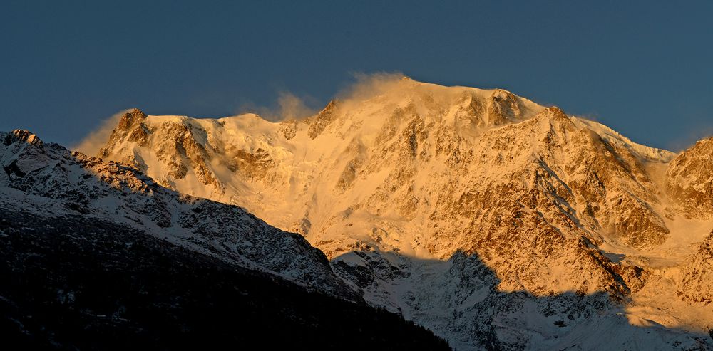 Alba sulla parete Est del Monte Rosa. Foto Cesare Re