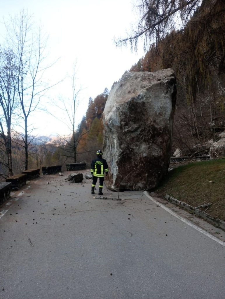 l monolite che ha invaso la carreggiata (foto VV.FF)