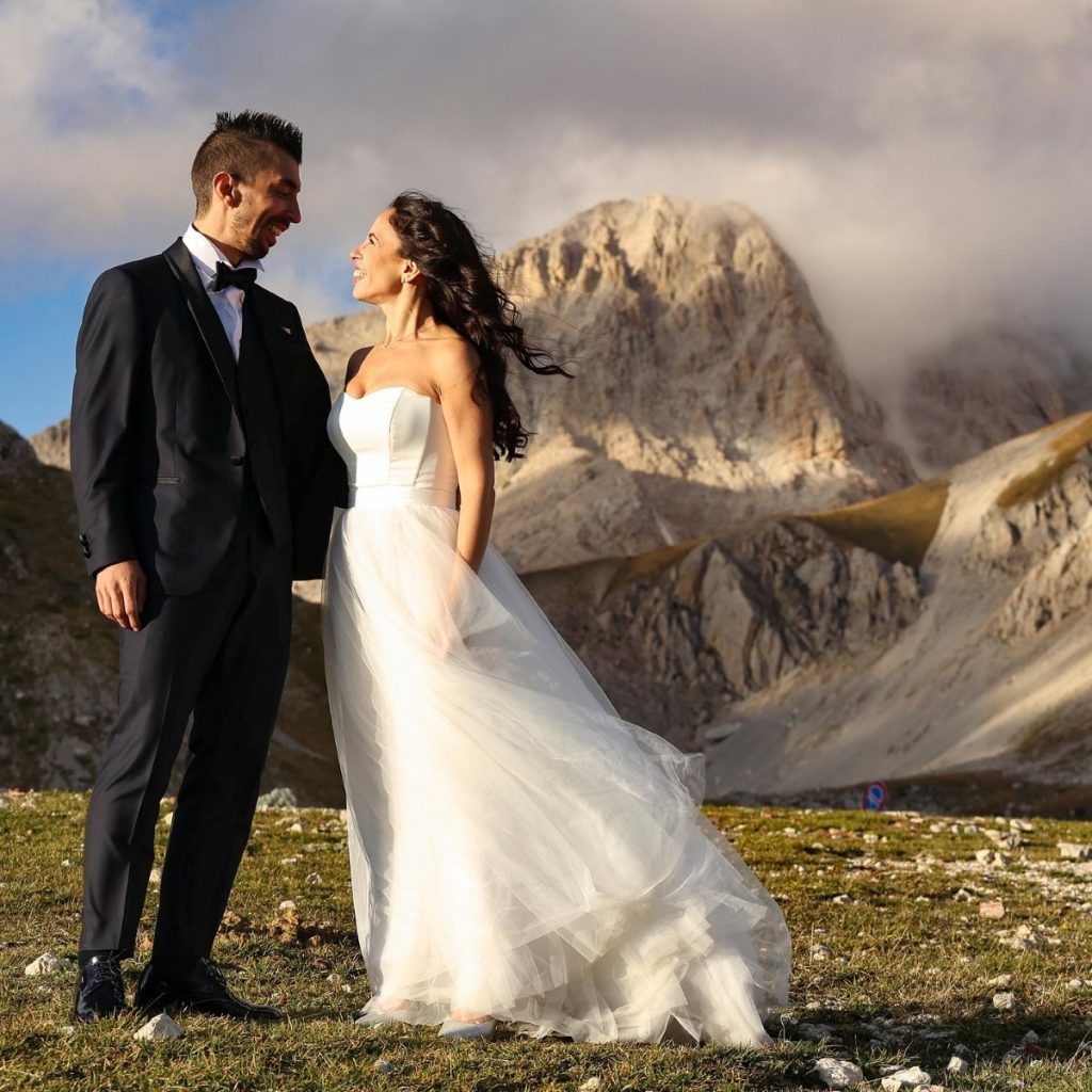 Marco Di Marcello il giorno del suo matrimonio con il Gran Sasso alle spalle (da FB)