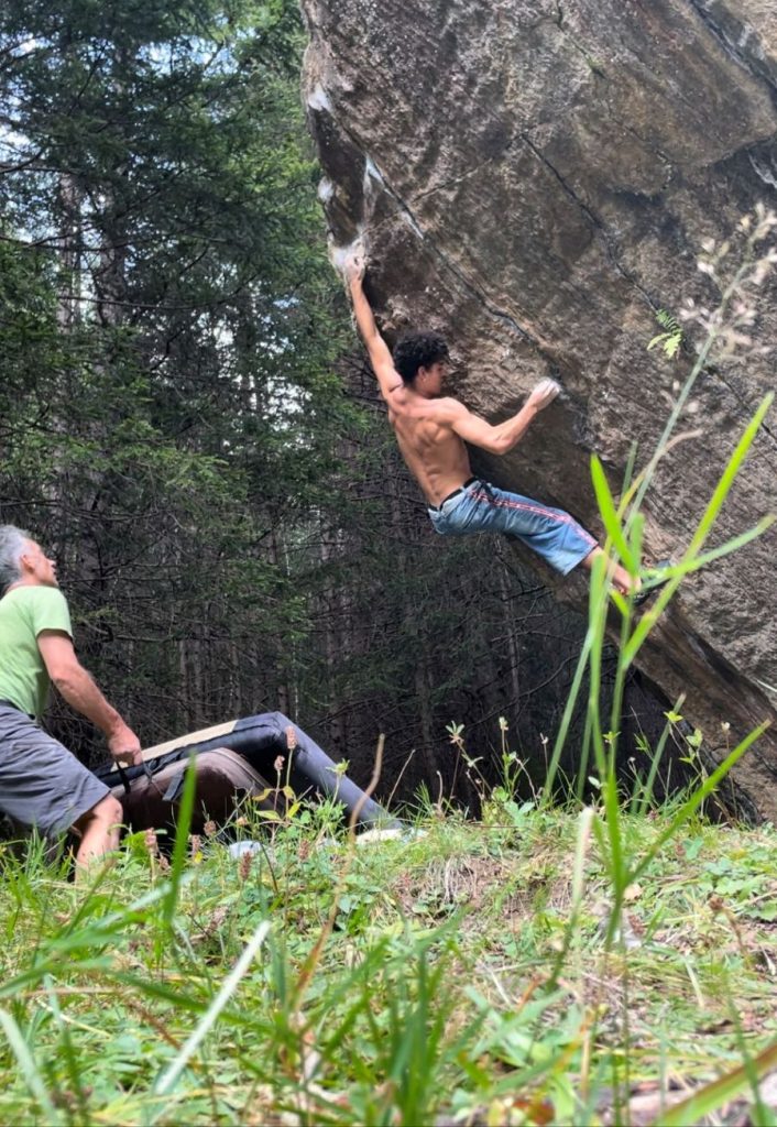 Quando il corpo trova il ritmo giusto, la roccia smette di essere un ostacolo (foto M. Comi)