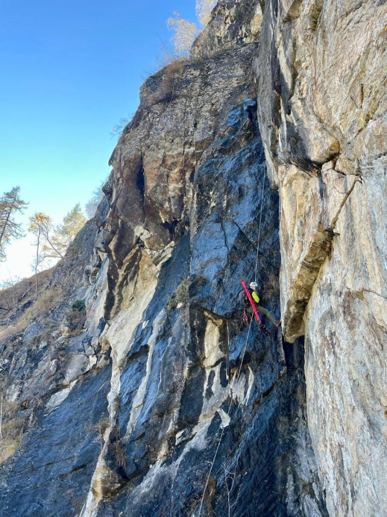 Rilievo in parete antecedente al crollo, il pilastro a destra della linea di calata è quello franato (foto M. Comi)