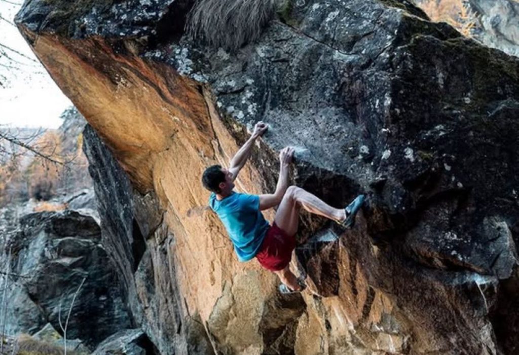Adam Ondra sui massi della Valle d'Aosta @crimp.films