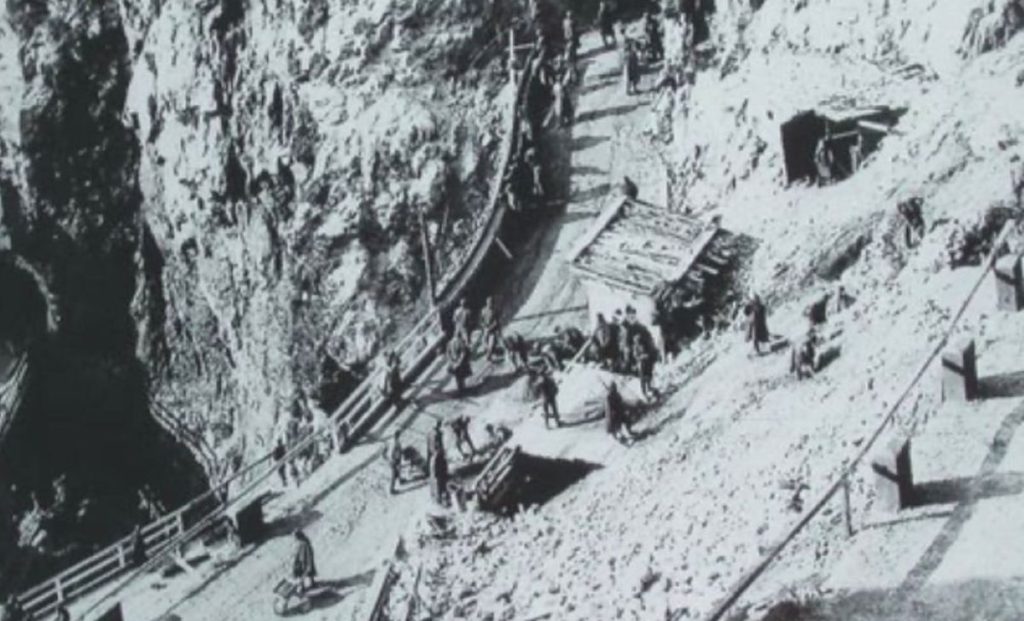 I lavori di costruzione della strada durante la Prima Guerra mondiale @ sanboldo.it