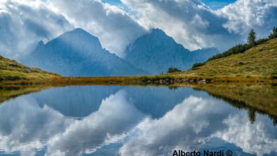 Il Monte Sossino e il Pizzo Camino si specchiano sulla superficie di uno dei laghetti della Val di Scalve. Foto Alberto Nardi