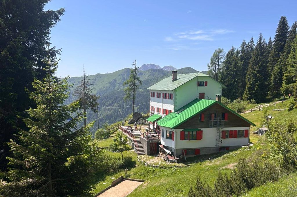 Il Rifugio Fratelli De Gasperi, nelle Dolomiti Pesarine. Foto FB Rifugio De Gasperi