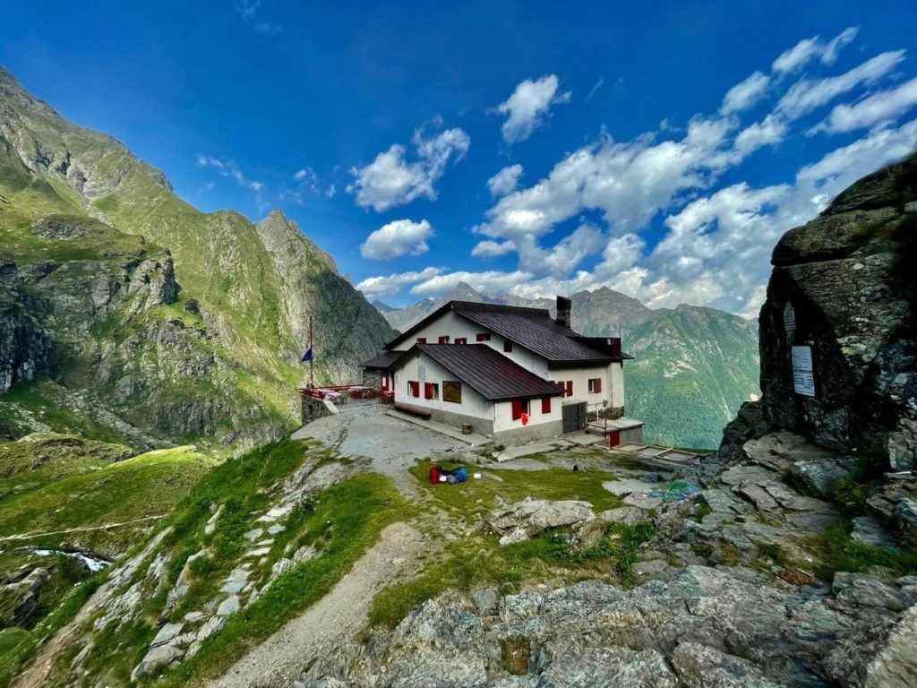 Il Rifugio Merelli al Coca (1.891 m), nelle Orobie bergamasche