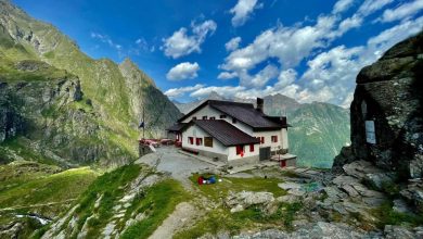 Il Rifugio Merelli al Coca (1.891 m), nelle Orobie bergamasche