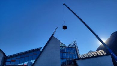 Il bivacco Fiamme Gialle in volo verso la terrazza del MUSE. Foto Monica Malfatti