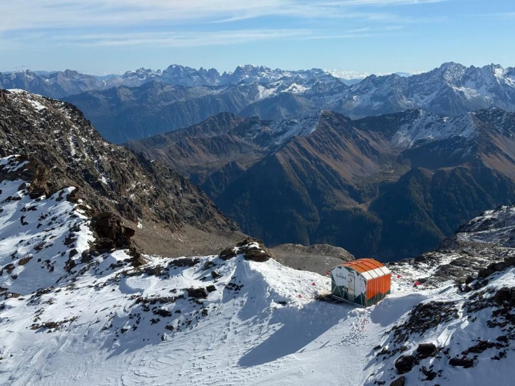 Il bivacco Meneghello appena inaugurato nel Parco nazionale dello Stelvio