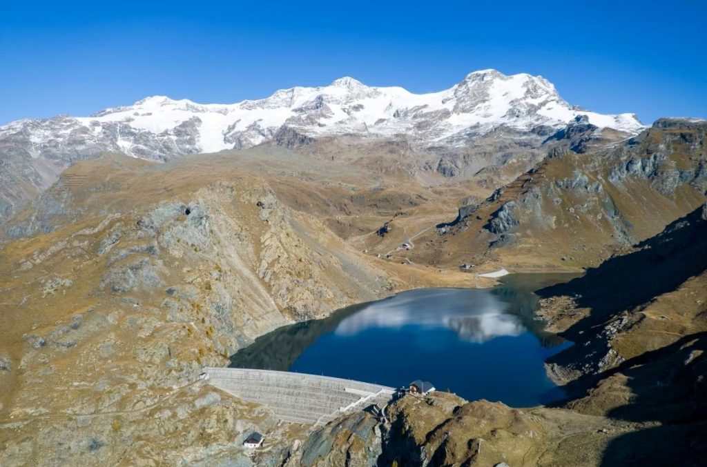 Il lago artificiale del Gabiet, in Valle d'Aosta. Foto CVA
