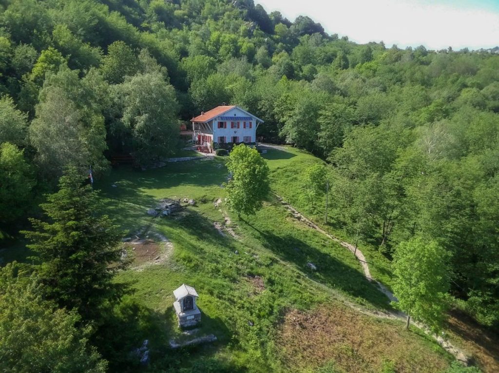 Il rifugio Pian delle Bosse (841 m), nel territorio di Pietra Ligure. Foto FB Rifugio Pian delle Bosse