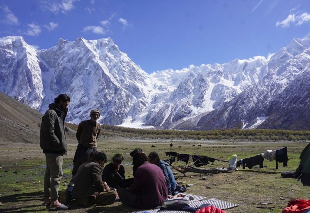 Il team britannico prima della salita @ YAG