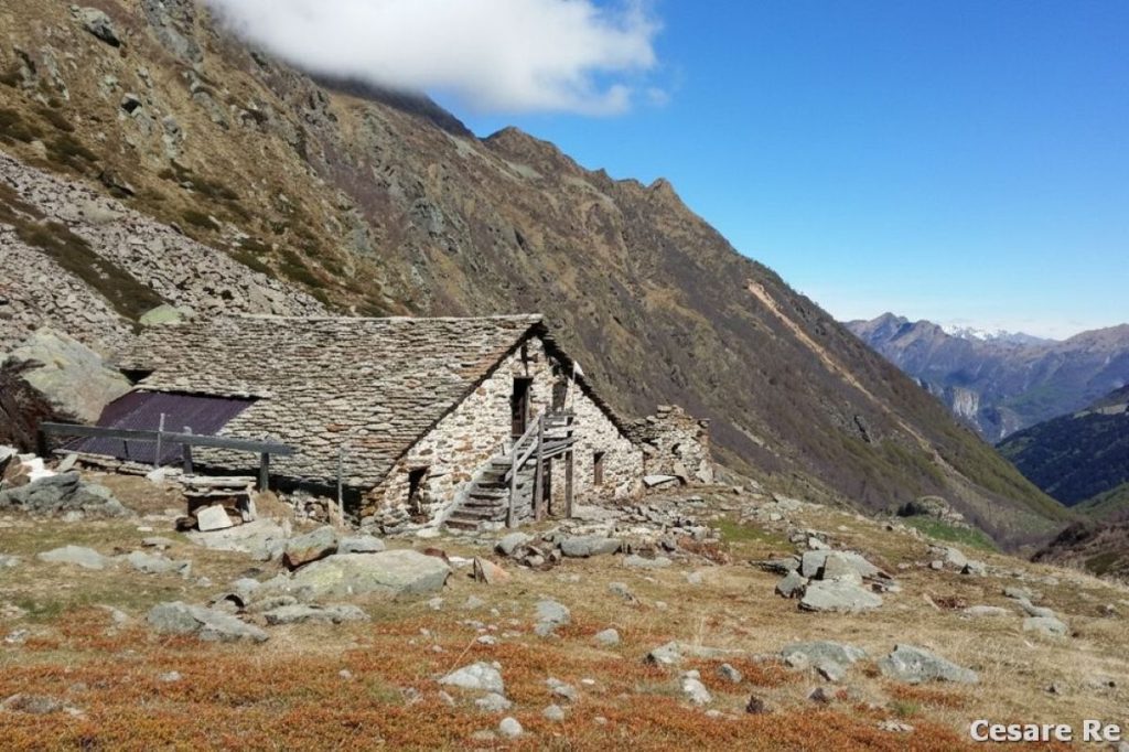 L'Alpe Toso (1649 m) con il bivacco. Foto Cesare Re