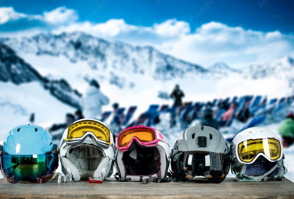 La legge in vigore da pochi giorni impone l'uso del casco (sulle piste) anche ai maggiorenni. @ Adobe Stock