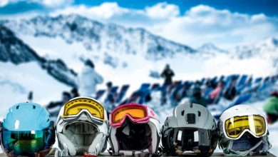 La legge in vigore da pochi giorni impone l'uso del casco (sulle piste) anche ai maggiorenni. @ Adobe Stock
