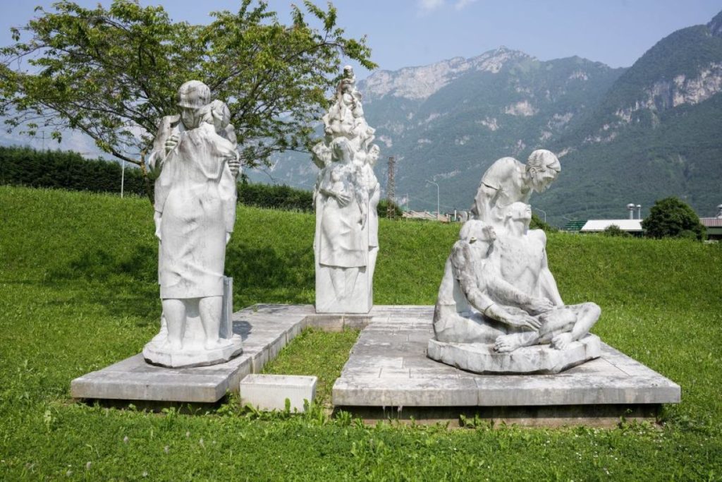 La scultura dedicata alle vittime del Vajont al cimitero di Fortogna