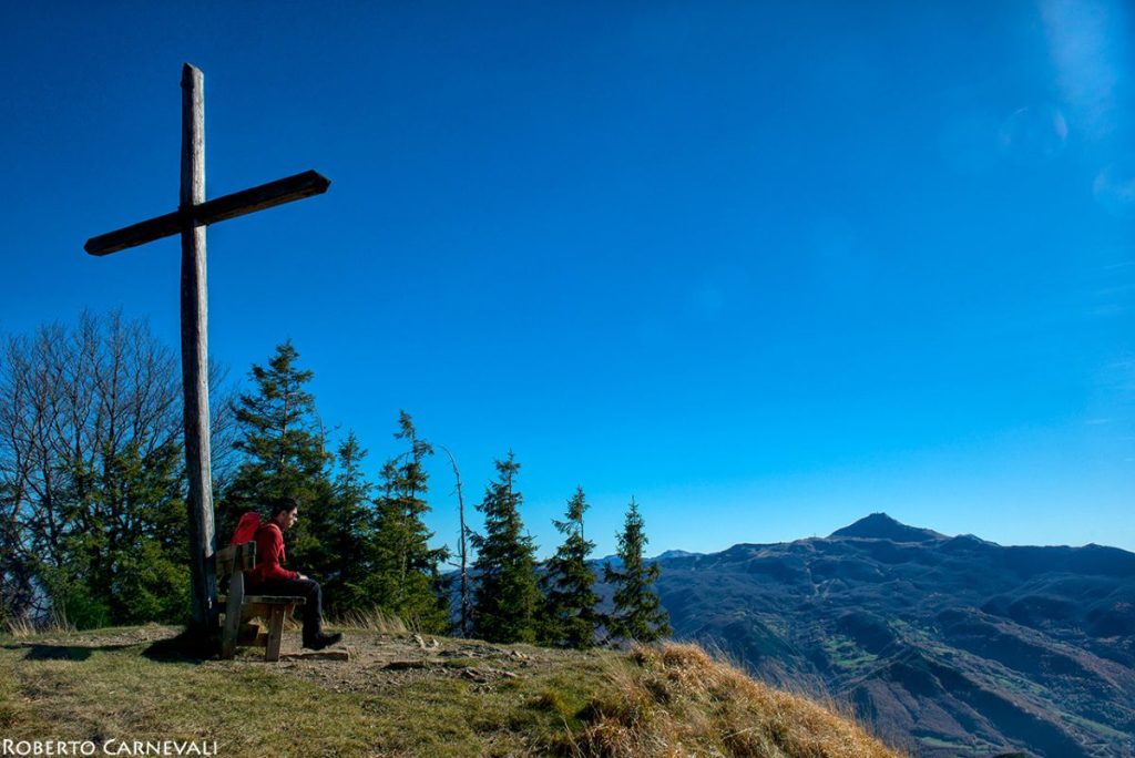 La vetta del Monte Cantiere con il Cimone sullo sfondo. Foto Roberto Carnevali