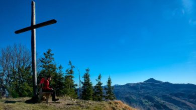La vetta del Monte Cantiere con il Cimone sullo sfondo. Foto Roberto Carnevali