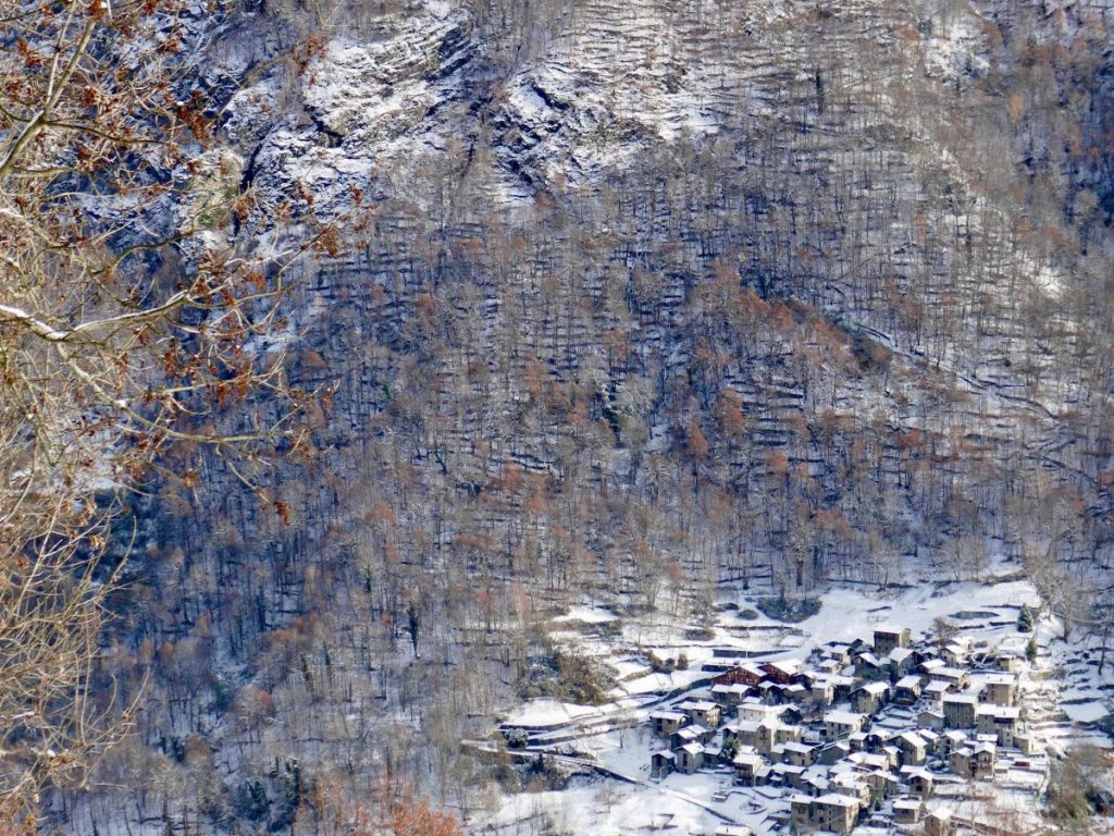 Muri chilometrici, costruiti a secco, ordinati in file sovrapposte su pendenze sempre più ardite (foto M. Comi)