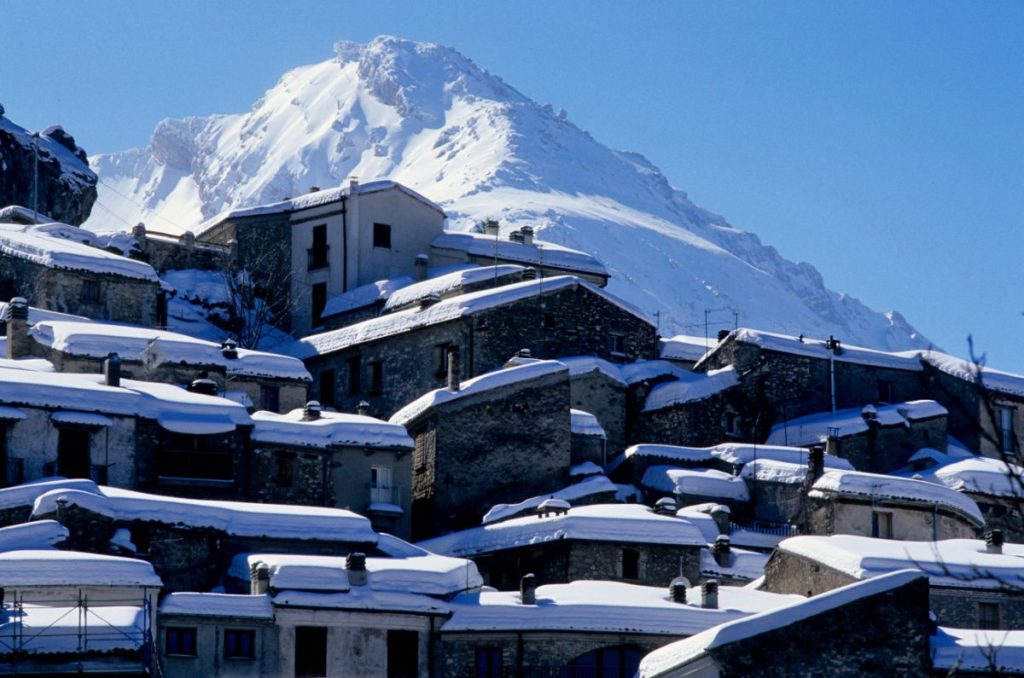 Pietracamela sotto la neve, foto Stefano Ardito