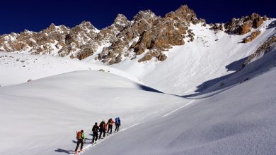 Un gruppo di scialpinisti. Le previsioni indicano un aumento del 15,2% dei praticanti @ Adobe Stock