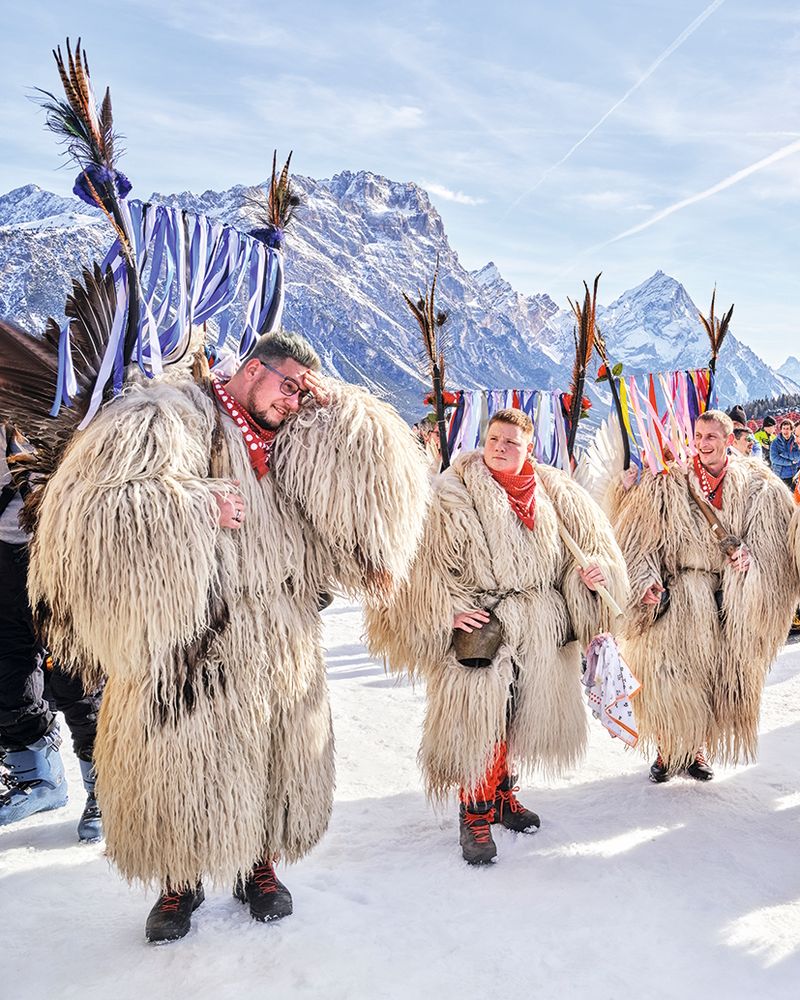 Anche i Krampus soffrono per il troppo caldo alla baita Piè Tofana, Cortina d