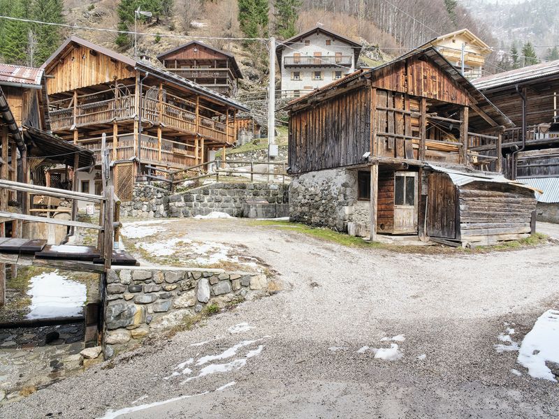 Arrivo al borgo antico di Palue. Foto Manuel Cicchetti