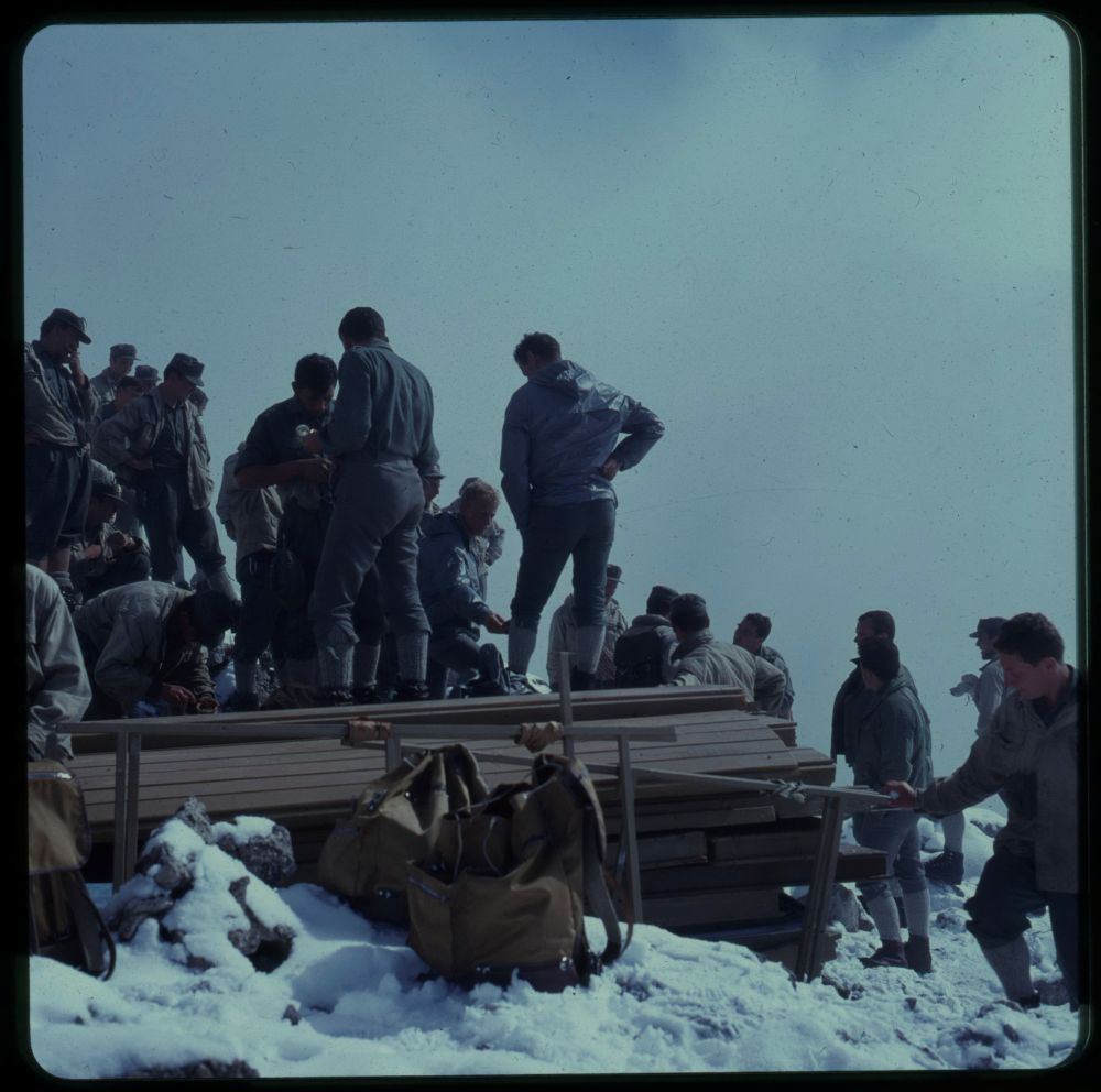 I lavori per la costruzione del bivacco Giamme Gialle @ Archivio Museo Storico Guardia di Finanza